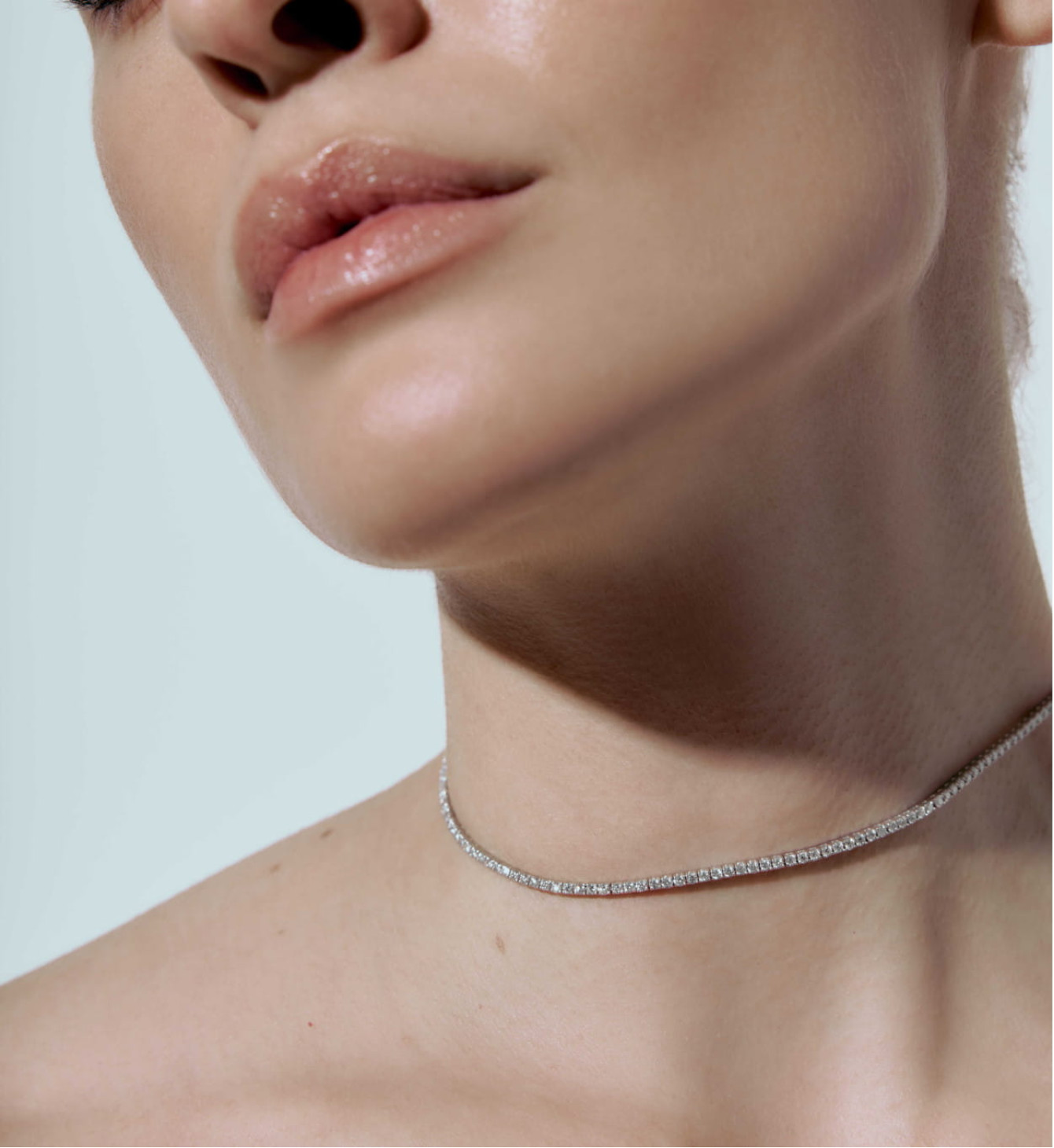 White gold necklace with diamonds glow <span>2275</span>