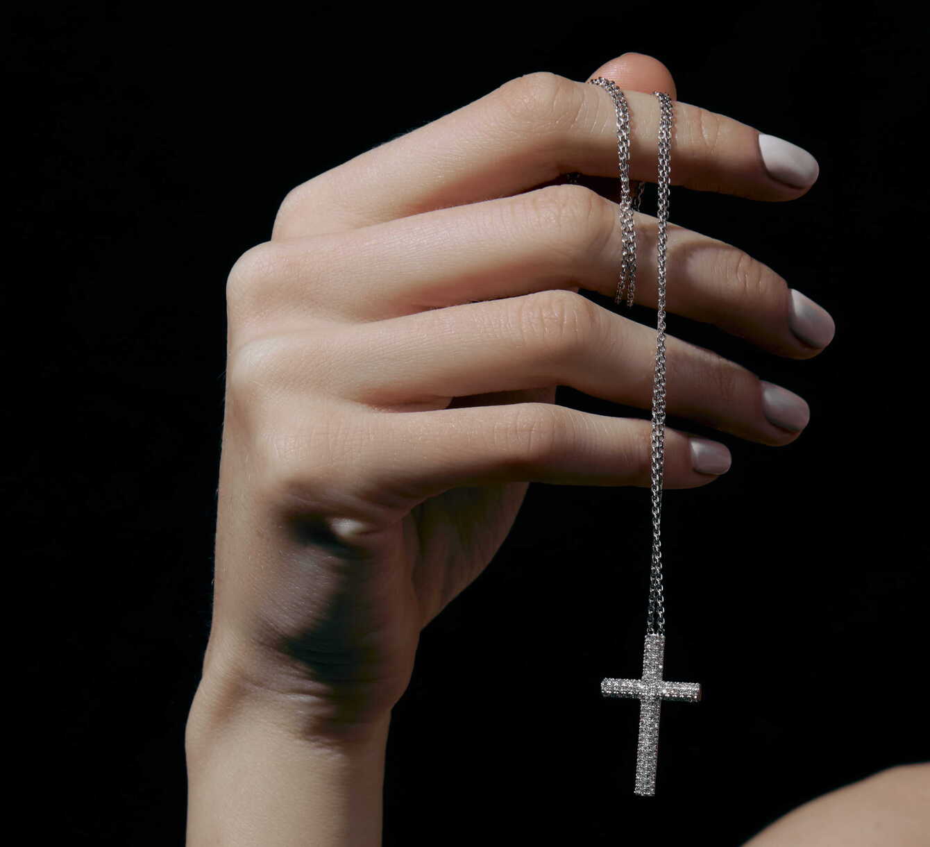 White gold pendant with diamonds saint <span>2075</span>