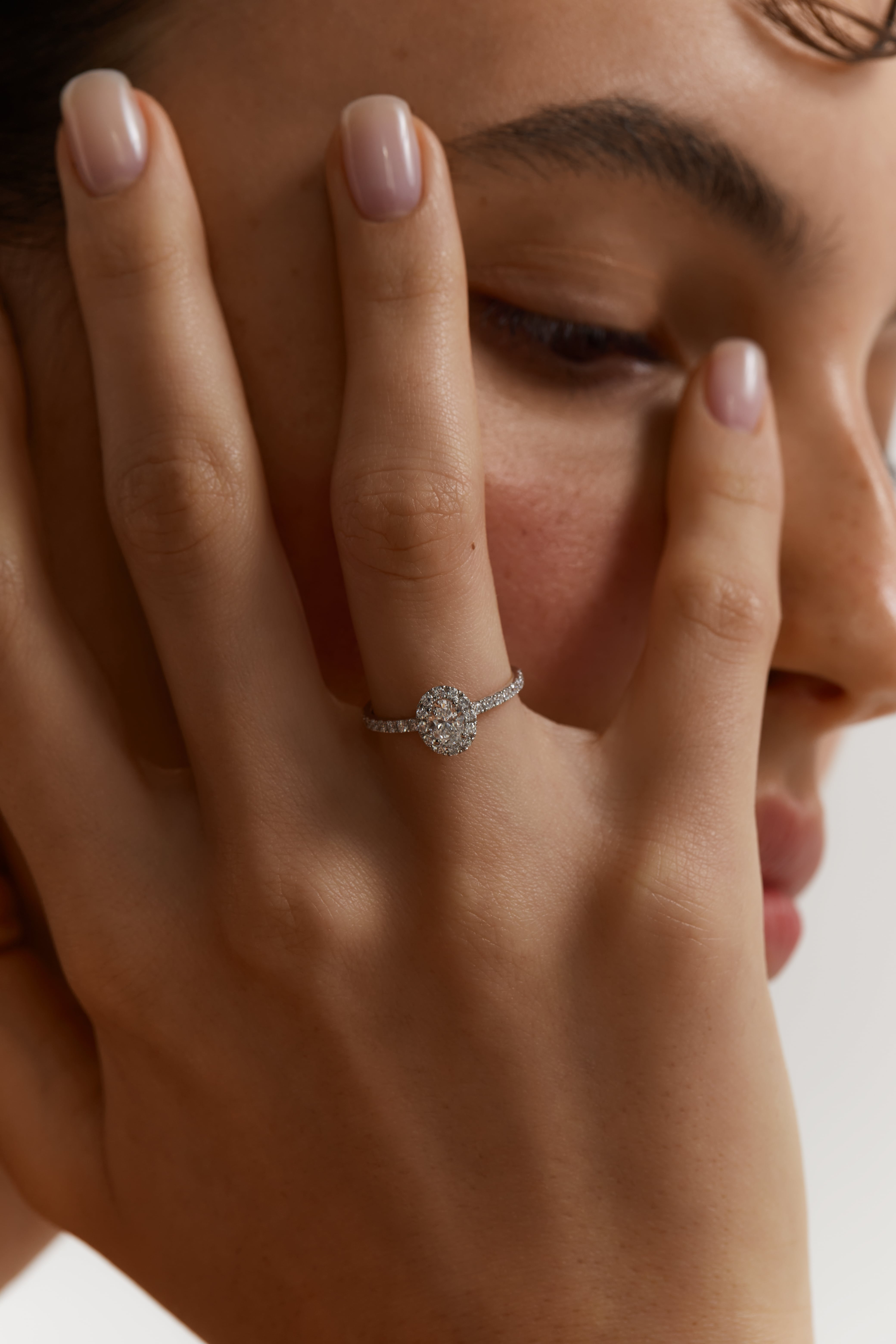 White gold ring with diamonds glow <span>1011</span>