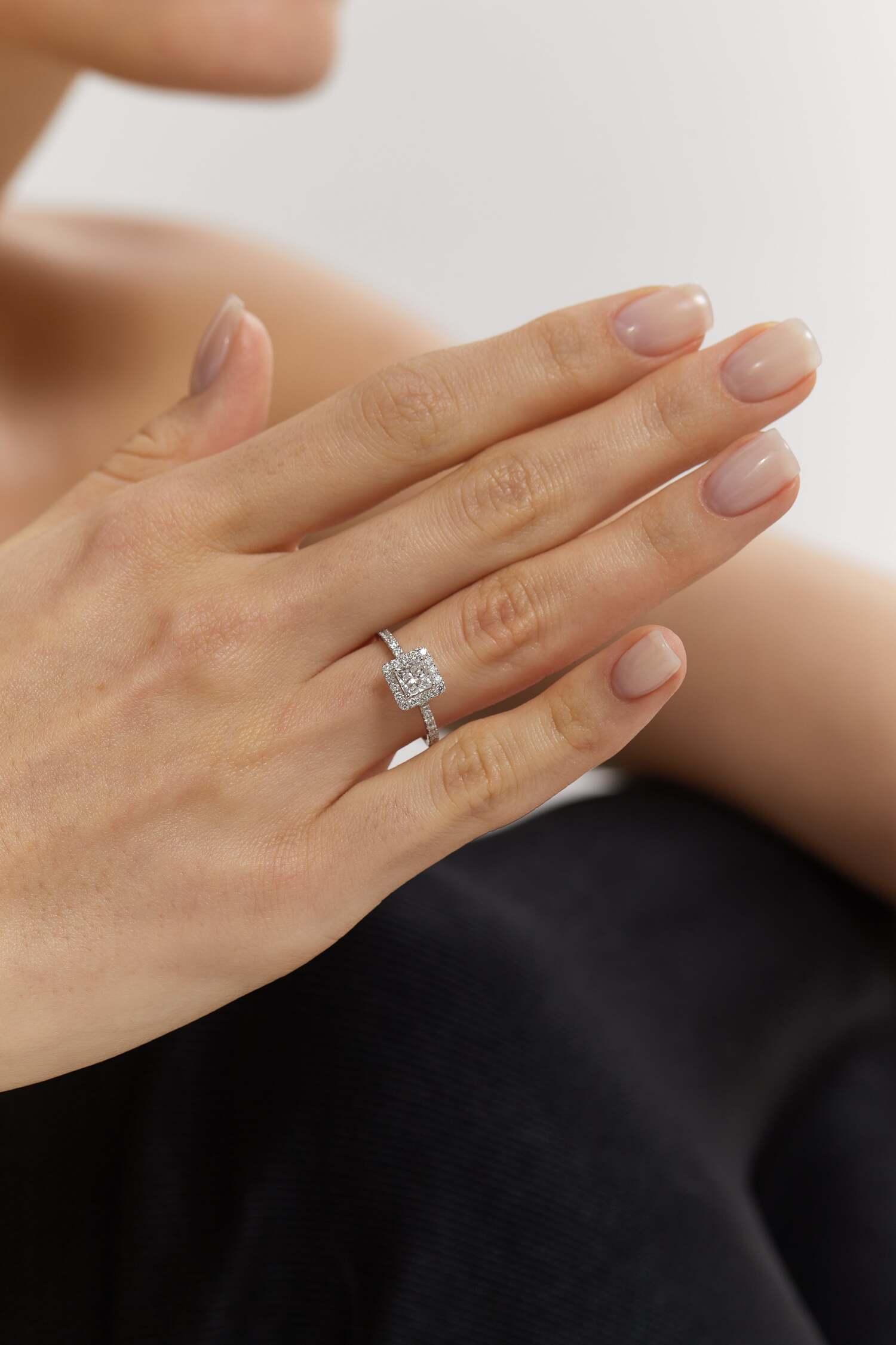  White gold ring with diamonds glow <span>2190</span>