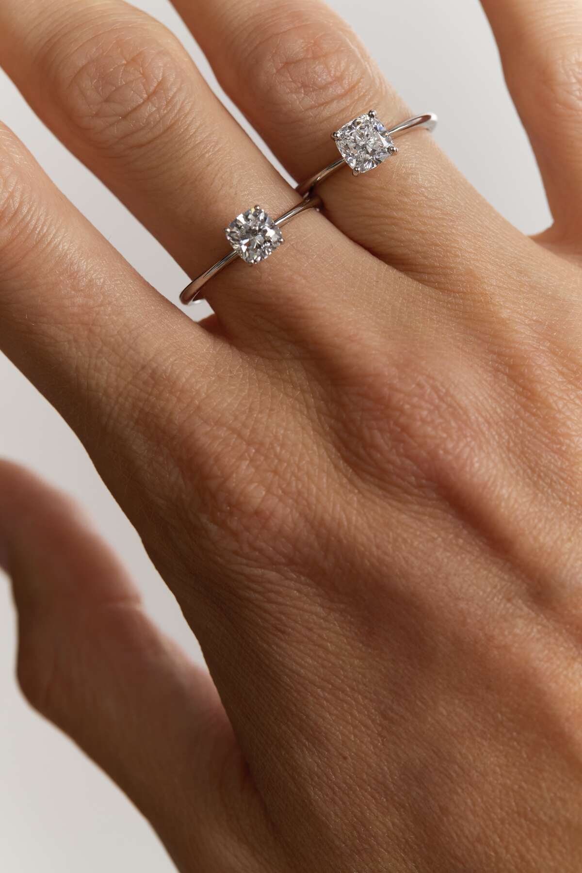 White gold ring with diamond mono <span>2134</span>